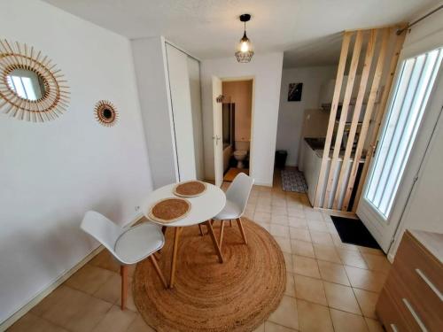 Photo de la galerie de l'établissement joli appartement dans cour privative Wifi, à Besançon