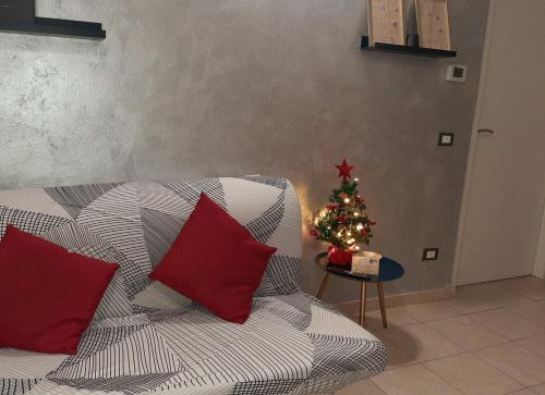 un soggiorno con un albero di Natale e un divano di La Nchioscia a La Spezia