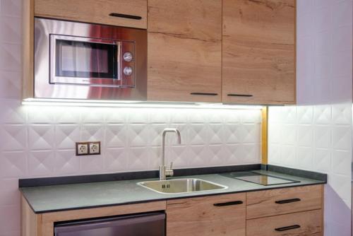 Ett kök eller pentry på Apartamentos & Wellnes LA QUIMERA DE AITANA Burgo de Osma