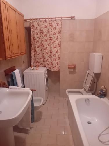 Bedollo的住宿－la casa del zio Bepi，浴室配有盥洗盆、卫生间和浴缸。