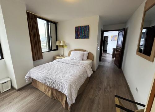 Postel nebo postele na pokoji v ubytování Stanford Suites Hotel
