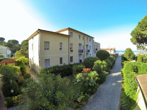 a view of a building with plants and flowers at Frank's Hotel in Capoliveri