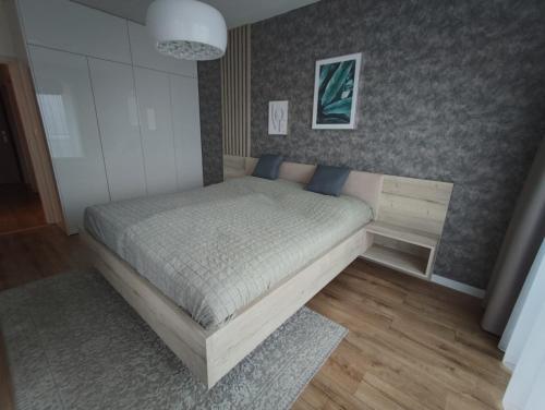 1 dormitorio con 1 cama en una habitación en AK Apartments Castle en Bojnice