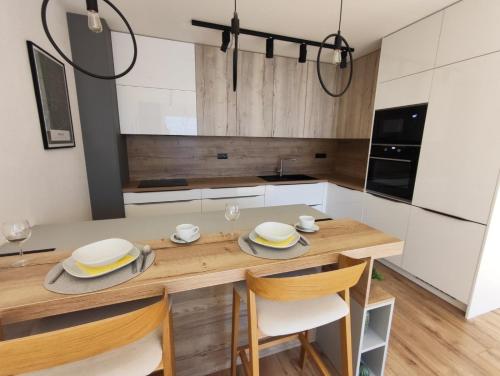 cocina con mesa de madera y sillas en AK Apartments Castle en Bojnice