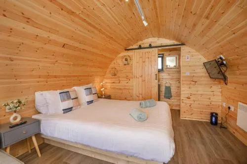 Little Meadow Pods with Hot Tub photo 11