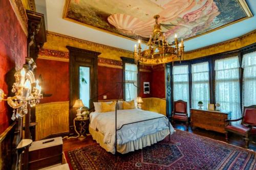 um quarto com uma cama e um quadro no tecto em Historical Mansion - Braun Manor em Denison