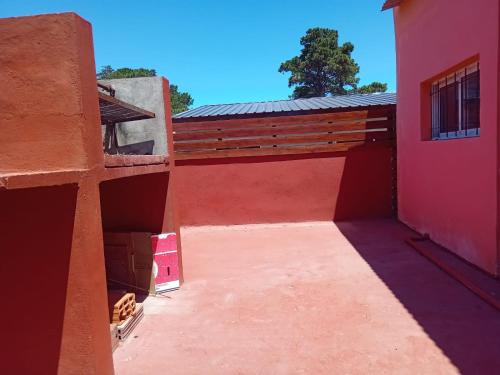 阿肖海la positiva 2的一座红色的建筑,在建筑物旁边设有栅栏