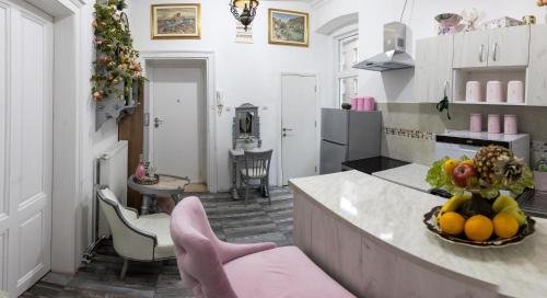 Η κουζίνα ή μικρή κουζίνα στο Natalie's Gallery