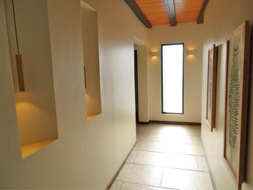 a hallway with white walls and a window at Valle del Hilo de la Vida in Minas