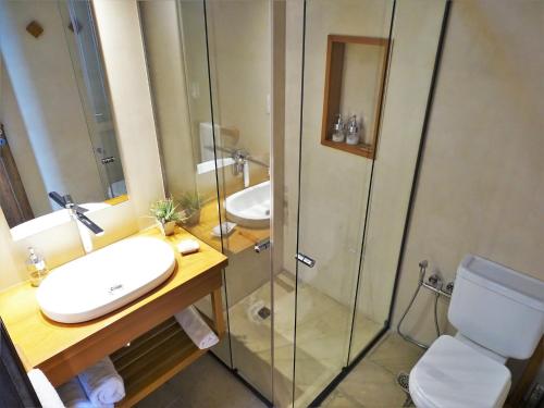 a bathroom with a shower and a sink and a toilet at Valle del Hilo de la Vida in Minas