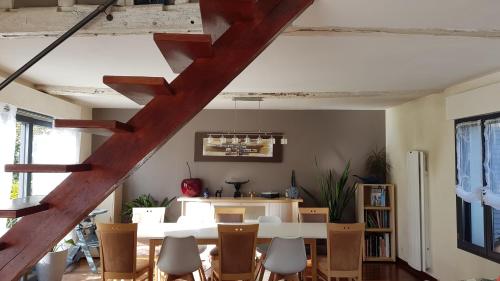 une salle à manger avec une table et des chaises blanches dans l'établissement CLOS BIOLETTE, à Vismes