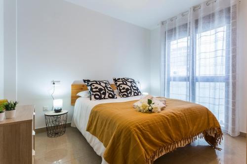 una camera da letto con un grande letto con una coperta gialla di Cruz Vieja Centrico 3 Rooms a Jerez de la Frontera