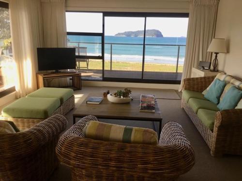En sittgrupp på Beachfront Heights - Pauanui Holiday Apartment