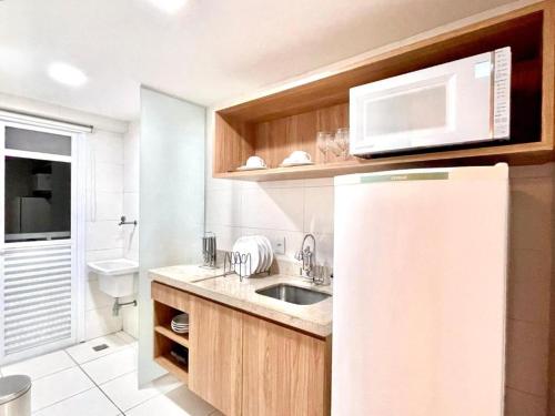 uma cozinha com um lavatório e um micro-ondas em Rio Stay Barra Hotel no Rio de Janeiro