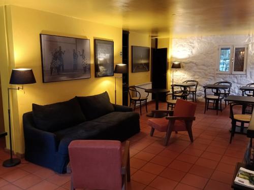 a living room with a couch and tables and chairs at Quinta de Leandres in Manteigas