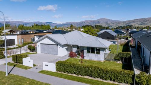 an aerial view of a residential neighborhood with houses at Alpha'N'est - Cromwell Holiday Home in Cromwell