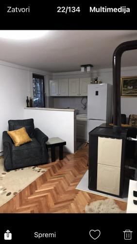 uma sala de estar com um sofá e um fogão em Milja Goč em Kraljevo