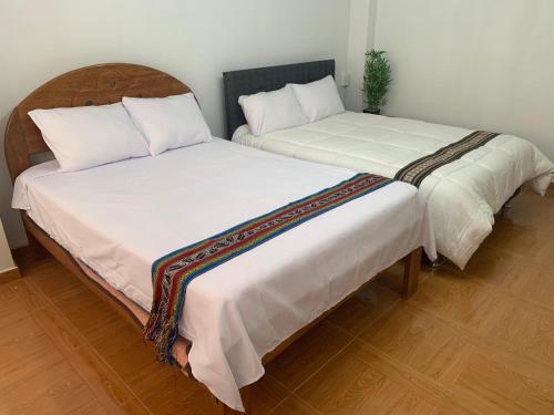 dos camas sentadas una al lado de la otra en una habitación en SAMAY Casa familiar en el valle sagrado, en Calca