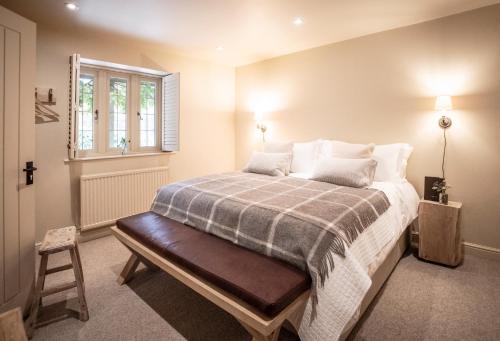 une chambre avec un lit et une fenêtre dans l'établissement The Three Horseshoes, à Burford