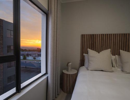 Schlafzimmer mit einem Bett und einem großen Fenster in der Unterkunft Tranquil Zen Oasis in Midrand: The Perfect Retreat in Midrand