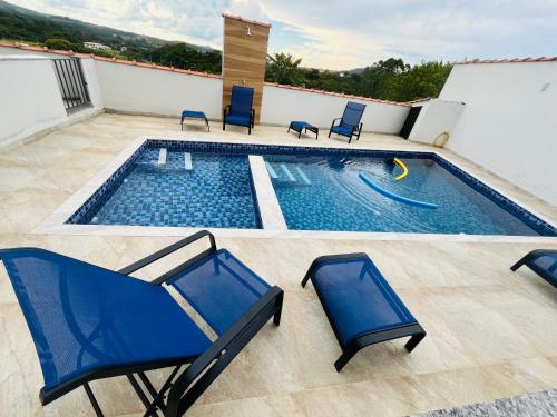 een zwembad op het dak van een huis bij Casa 2 Chalé Alto dos Bandeirantes-Tiradentes in Tiradentes