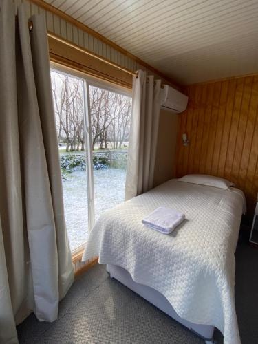 - une petite chambre avec un lit et une fenêtre dans l'établissement Baño Privado, Desayuno, Calefacción, 1 Persona, à Villa Cerro Castillo