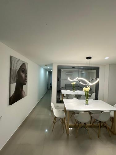 a dining room with a white table and chairs at Exclusivo apartamento al norte de la ciudad in Valledupar