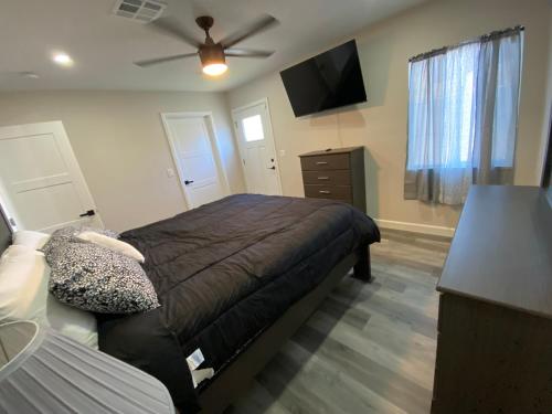 a bedroom with a bed and a ceiling fan at La casa de Reymar in Phoenix