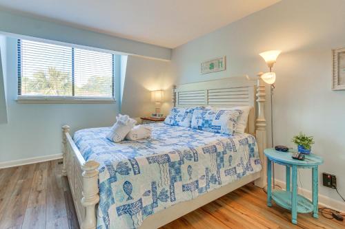 Ένα ή περισσότερα κρεβάτια σε δωμάτιο στο Hilton Head Condo Walk to Coligny Beach and Plaza!