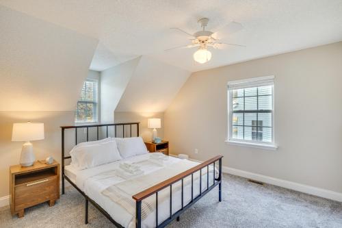- une chambre avec un lit et un ventilateur de plafond dans l'établissement Durham Vacation Rental about 6 Mi to Downtown!, à Durham