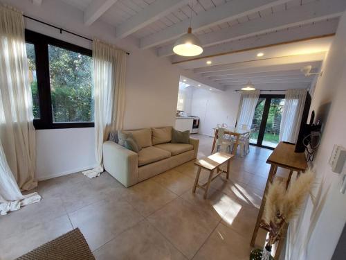 ein Wohnzimmer mit einem Sofa und einem Tisch in der Unterkunft Al pie del Cerro in Villa La Angostura