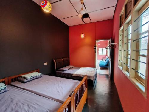 Postel nebo postele na pokoji v ubytování Wi-Fi 100MB Free Ipoh Happy Big House SemiD TH24 16 pax