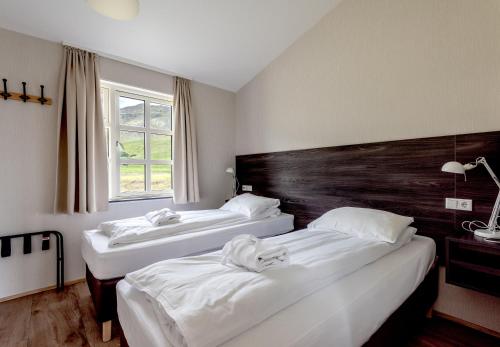 2 camas en una habitación de hotel con sábanas blancas en Boutique Hotel Anna by EJ Hotels, en Holt