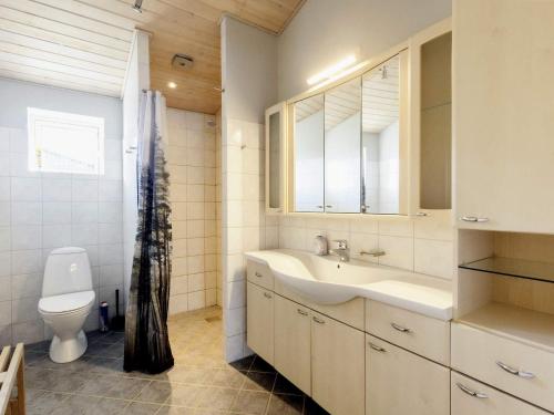 ein Bad mit einem Waschbecken und einem WC in der Unterkunft Holiday home Nysted IX in Nysted