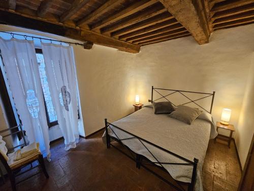 Postel nebo postele na pokoji v ubytování CASA LUNA, IL CUORE DI CORTONA!