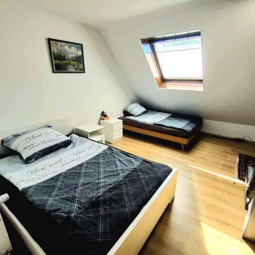 - une chambre avec 2 lits et une fenêtre dans l'établissement Moderne Wohnung in ruhiger Lage, à Krefeld