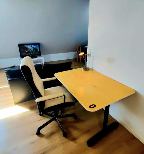 une chambre avec une table en bois et deux chaises dans l'établissement Moderne Wohnung in ruhiger Lage, à Krefeld