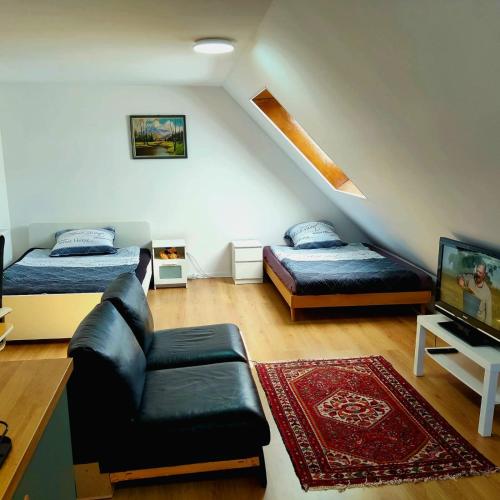 - un salon avec deux lits et un canapé dans l'établissement Moderne Wohnung in ruhiger Lage, à Krefeld