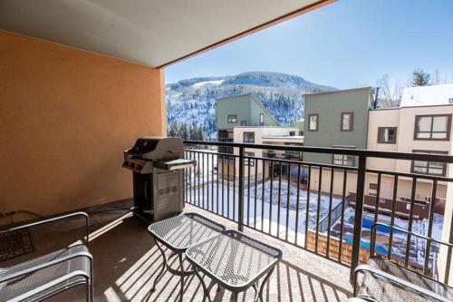 balkon z grillem i krzesłami na balkonie w obiekcie Breakaway West Ski Condo w mieście Vail