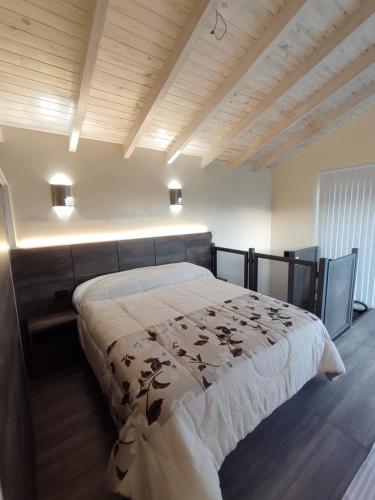 ein Schlafzimmer mit einem großen Bett in einem Zimmer in der Unterkunft Lago Sereno in Villa Parque Siquiman