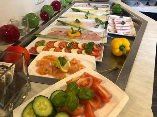 un buffet con molti piatti su un tavolo di Hotel 9-enhof a Wuppertal