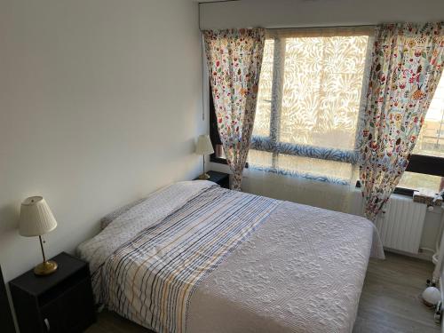 1 dormitorio con cama y ventana en Room close to Arena La Défense paris en Nanterre