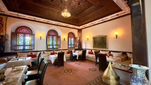 restauracja ze stołami i krzesłami w pokoju w obiekcie Sillage Palace Sky & Spa w Marakeszu