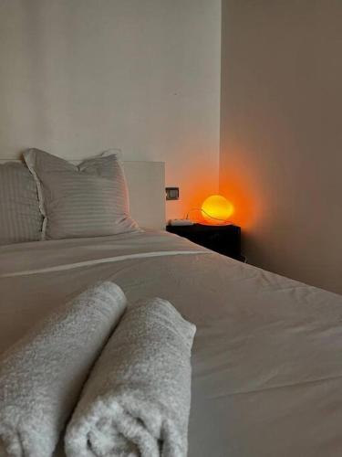 une chambre avec un lit avec des serviettes dessus dans l'établissement Appartement au Marais centre Paris, à Paris