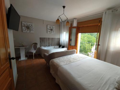PalomeraにあるBiosfera Suites -Paraiso Natural-のベッドルーム1室(ベッド1台、バスタブ、シンク付)