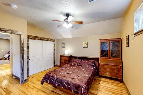 1 dormitorio con 1 cama y ventilador de techo en Duck and Cover, en Eugene