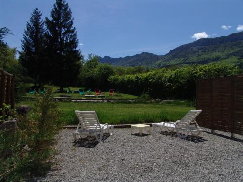 a group of chairs and a table in a yard at Au Sans Souci in Saint-Paul-lès-Monestier