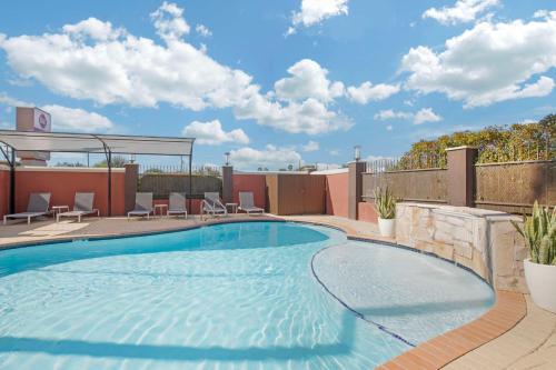 a large swimming pool on top of a building at Best Western Plus Edinburg Inn & Suites in Edinburg