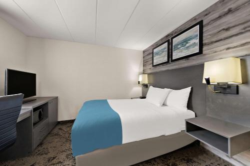 a hotel room with a bed and a tv at Best Western Parkway Hotel Toronto North in Richmond Hill