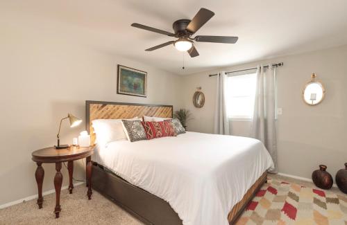 - une chambre avec un lit et un ventilateur de plafond dans l'établissement IVP Manor House By LAKE BEACH and NAVAL BASE, à Gages Lake
